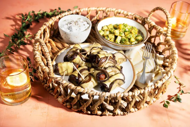 Roulés de merguez de boeuf à l'aubergine et batata harra (pommes de terre épicées)