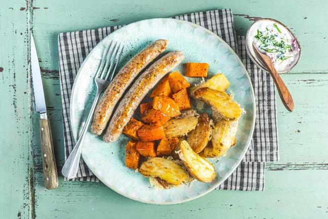 Chipolatas aux oignons, grenailles au parmesan et potimarron rôti