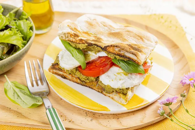 Focaccia façon caprese (pesto, tomate et mozzarella)
