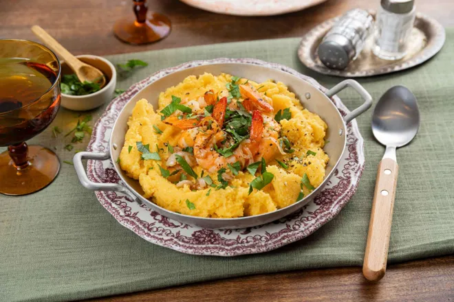 Shrimp and grits (spécialité américaine aux crevettes et gruau de maïs au cheddar)