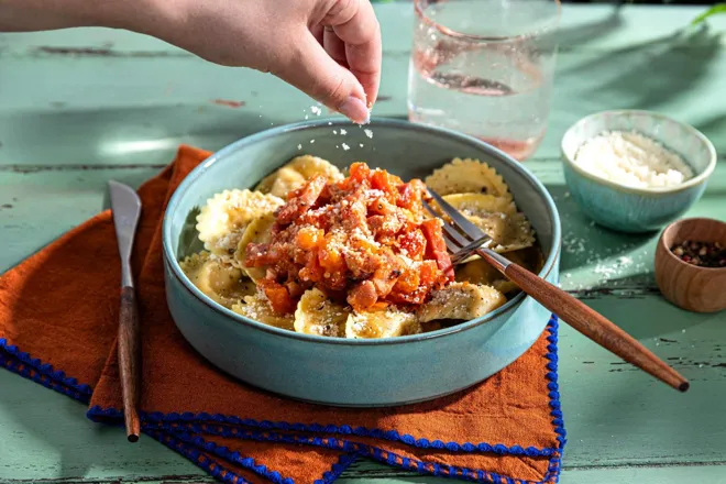 Girasolis cacio e pepe et sauce tomate citronnée aux lardons