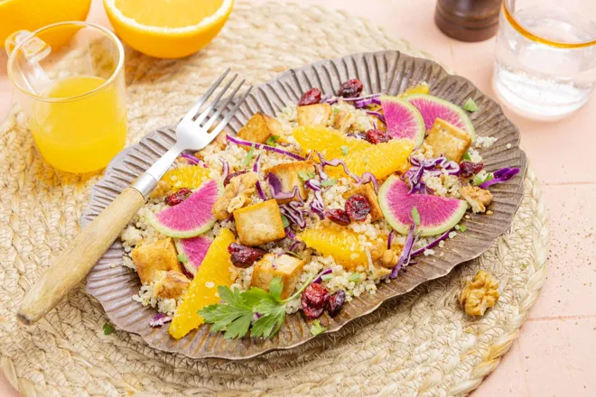 Salade de quinoa au tofu, radis pastèque, chou rouge, orange et cranberries