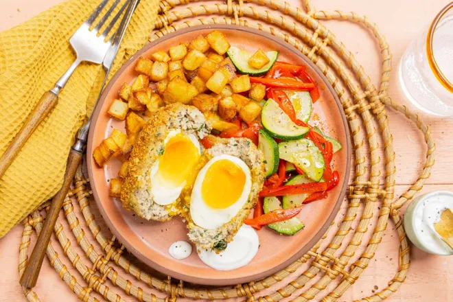 Scotch eggs (œufs mollets enrobés de porc haché), poêlée de courgette et poivron