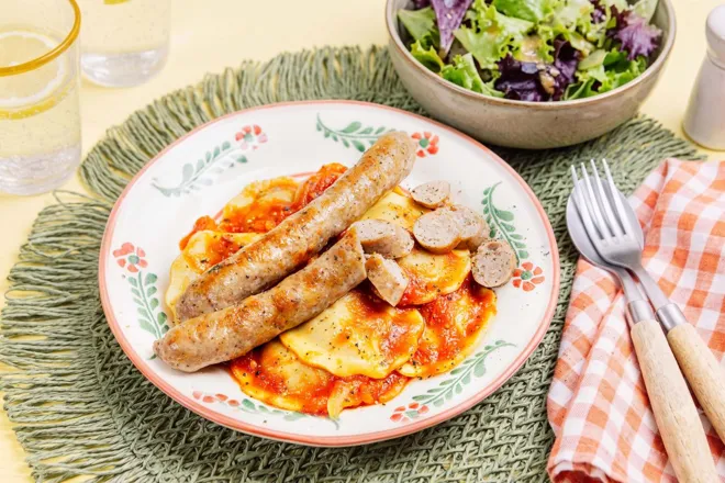 Panzerottis (ricotta, citron, épinards) à la sauce tomate et chipolatas