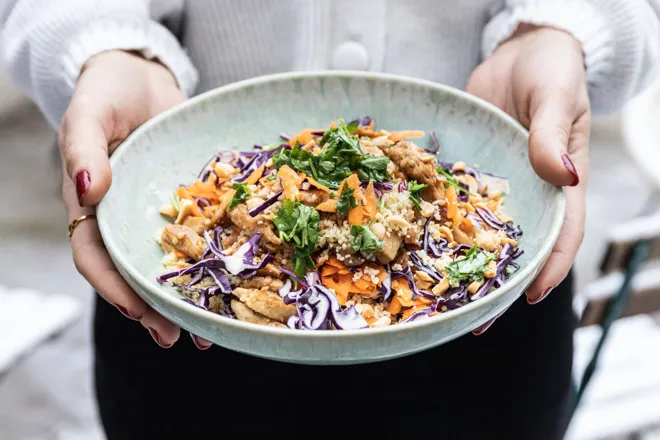 Salade d'émincés végétaux au chou rouge, quinoa, cacahuètes et coriandre