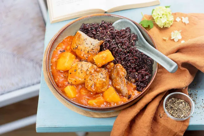 Sauté d'échine de porc à l'ananas, gingembre et riz noir