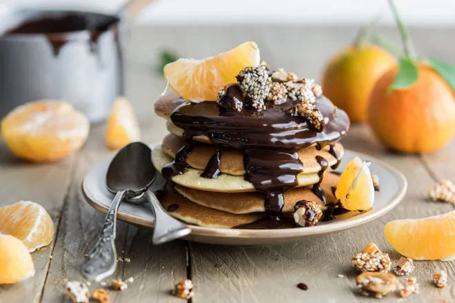 Pancakes aux clémentines, sauce chocolat et cacahuètes caramélisées