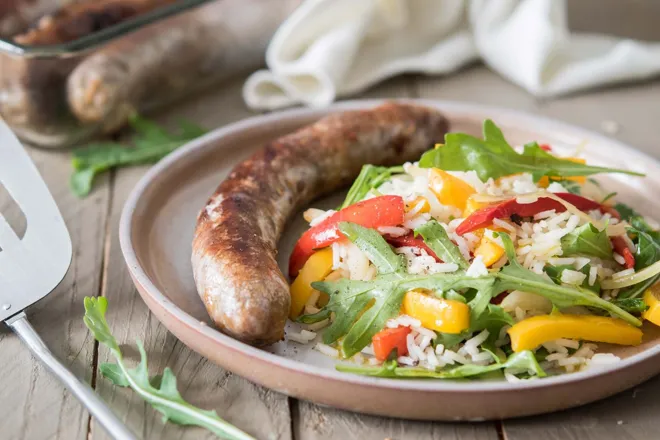 Saucisses rustiques et salade de riz aux poivrons grillés