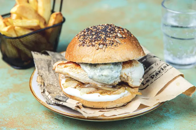 Burger de poulet à la fourme d'Ambert et oignon confit