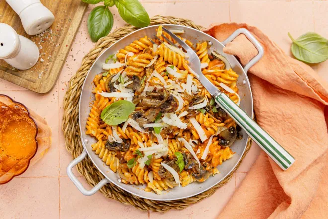 Fusillis sauce au poivron, champignons et scamorza