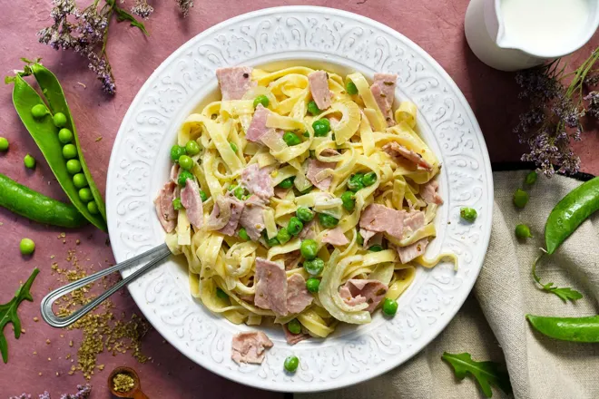 Tagliatelle aux petits pois, jambon de Paris et origan