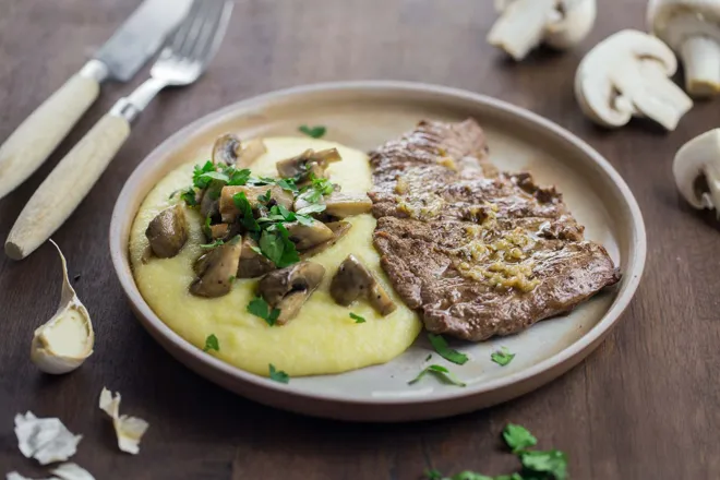 Steaks de bœuf à l'ail confit