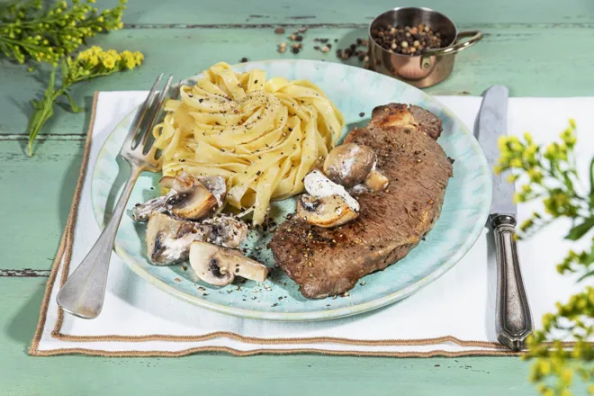 Faux-filet, tagliatelles fraîches, crème de Bresse à la truffe & champignons de Paris