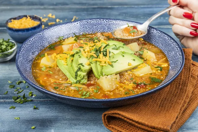 Soupe de quinoa à l'avocat et cheddar râpé