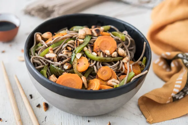 Wok de soba aux noix de cajou et sauce soja