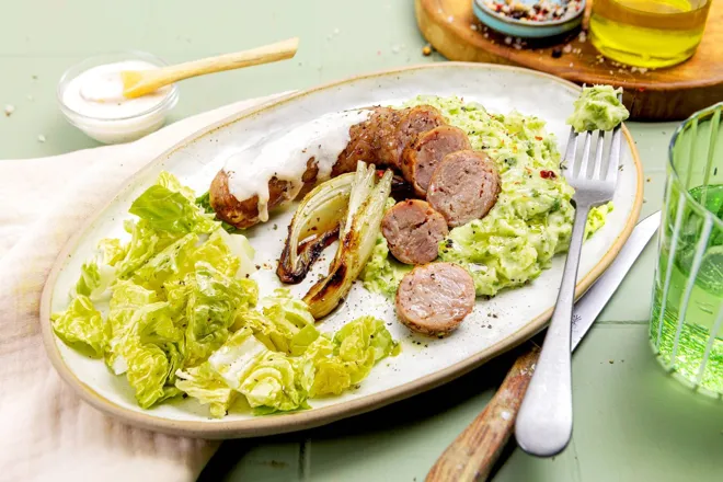 Saucisse, purée de petits pois et sauce à l'échalote