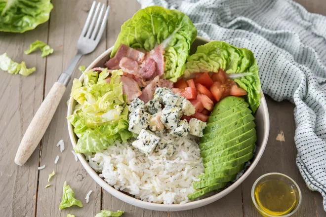 Cobb salade (au bleu, poitrine fumée et avocat)