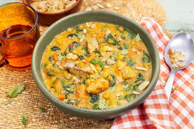 Dahl de pois cassés au poulet, curry rouge et épinards