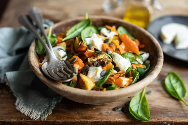 Salade de butternut et choux rôtis au rocamadour AOC et graines de courge