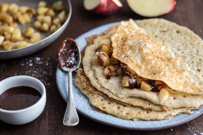 Crêpes à la pomme et caramel citronné au beurre salé et noisettes