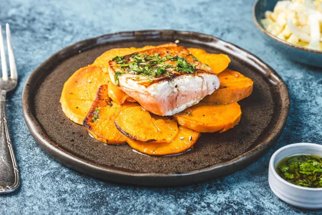 Filet de saumon à l’huile de coriandre et patate douce