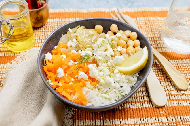 Bowl de riz aux pois chiches, fenouil grillé, féta et carotte lactofermentée