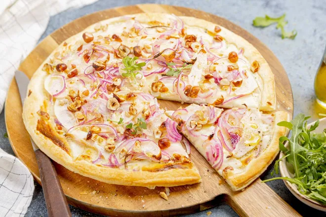 Tarte fine feuilletée aux poires et à la crème au bleu d'Auvergne AOP