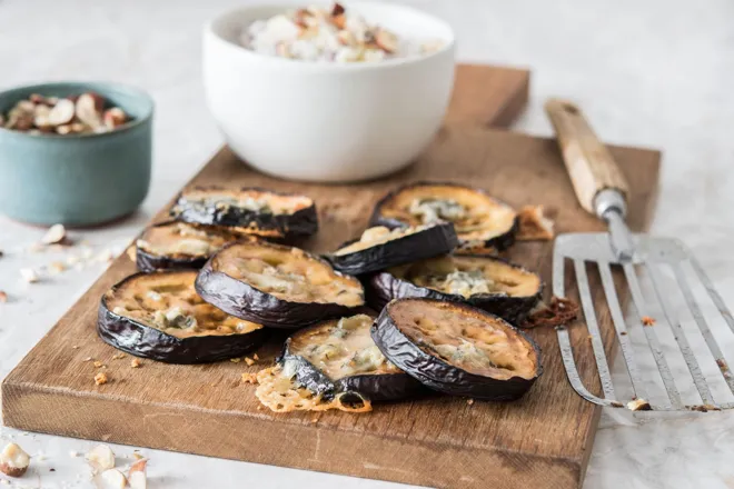 Aubergine gratinée au gorgonzola, riz aux noisettes