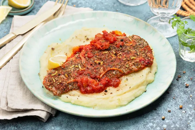 Psari plaki, poisson blanc (selon arrivage) à la grecque, et purée à l'ail