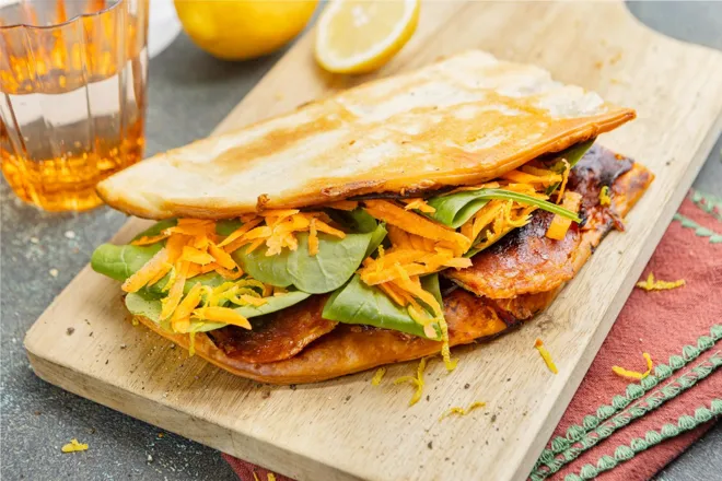 Pizza sandwich au chorizo, mozzarella et épinards