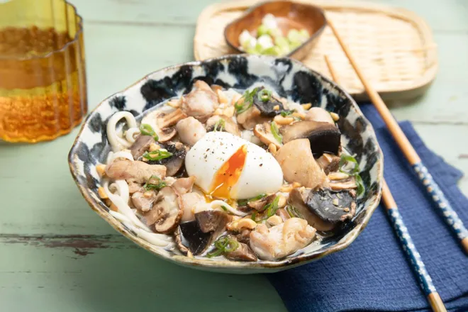 Ramen teriyaki au poulet, champignons et cacahuètes