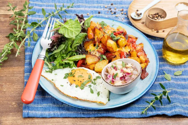 Papas con chorizo (pommes de terre sautées au chorizo et cheddar), coriandre et oeuf
