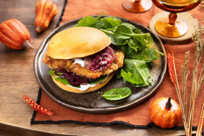 Bun de maïs au poulet frit et confit d'oignon aux cranberries