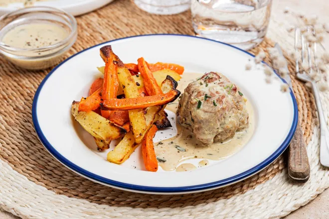 Paupiette de dinde sauce moutarde estragon, carottes et pommes de terre rôties