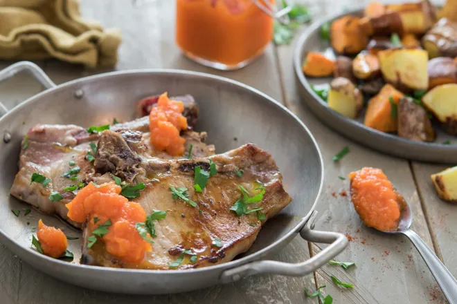 Côtes de porc et ketchup fumé de carotte