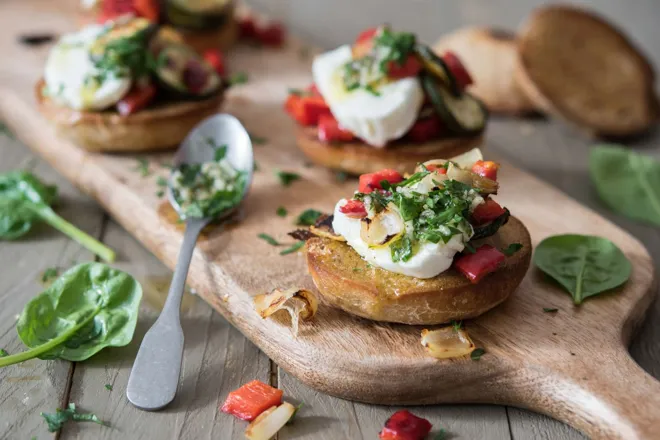 Bruschette aux légumes grillés, mozza di buffala et pistou