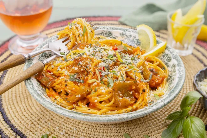 Spaghettis à la sauce tomate pimentée, poivrons padron et gremolata