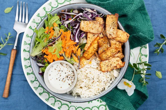Bowl de tofu shawarma, chou rouge et riz au zaatar
