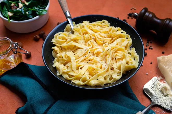 Tagliatelle fraîches cacio e pepe (sauce italienne maison au pecorino et poivre de Voatsiperifery)