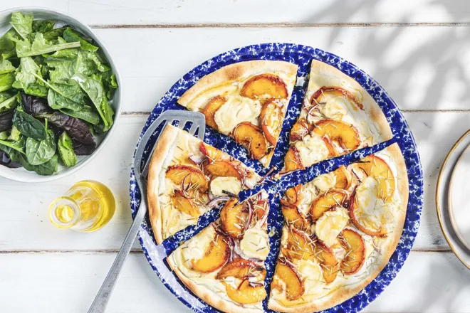 Pizza au chèvre et nectarines poêlées au romarin