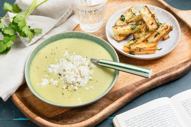 Velouté de chou romanesco au curry, féta et mouillettes façon garlic bread