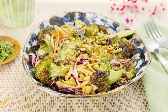Salade pimentée de brocoli rôti et avocat