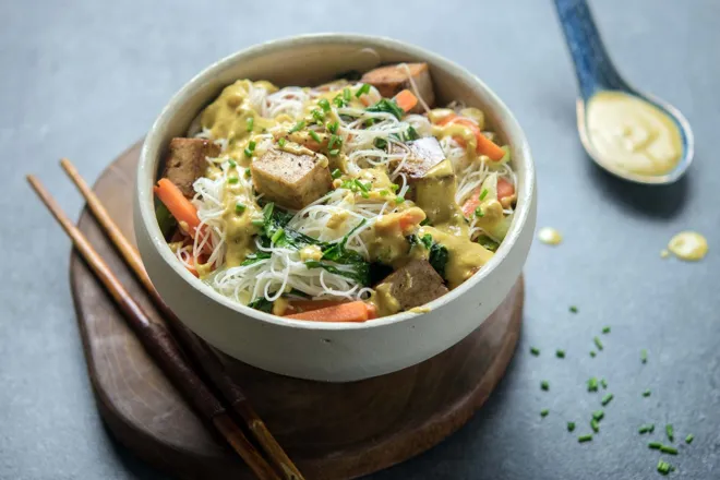 Sauté de vermicelles à la sauce saté