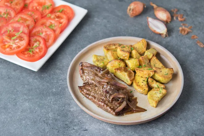 Steaks de bœuf et réduction d'échalotes au balsamique