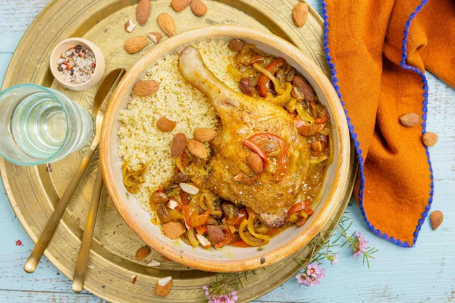 Tajine de cuisse de canard au poivron, raisins et amandes