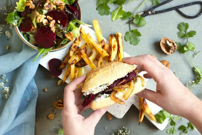 Buns à la betterave et crème de chèvre aux baies rouges