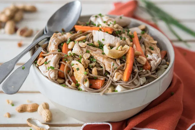 Wok de dinde aux cacahuètes et soja