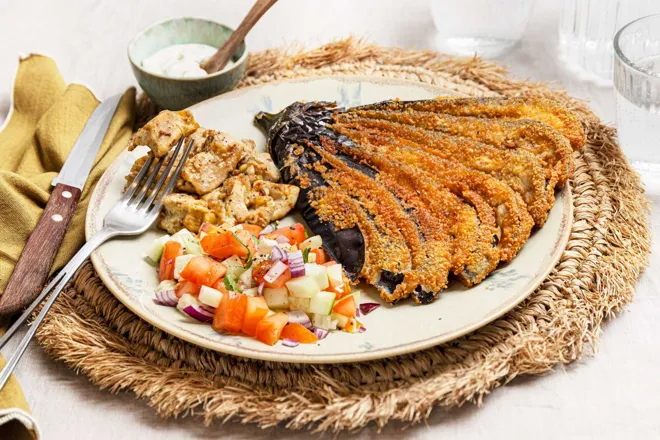 Poulet grillé au zaatar et éventail d'aubergine frite