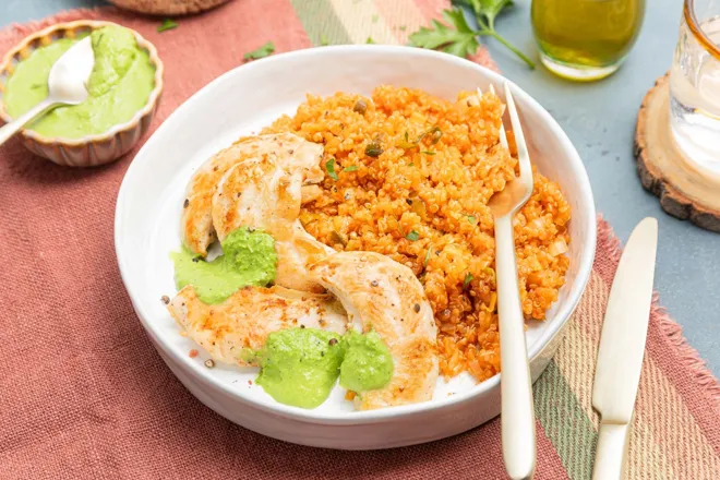 Aiguillettes de poulet, quinoa tomaté et pistou de persil