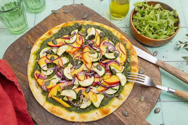 Pizza au pistou de basilic - roquette, courgette et nectarine